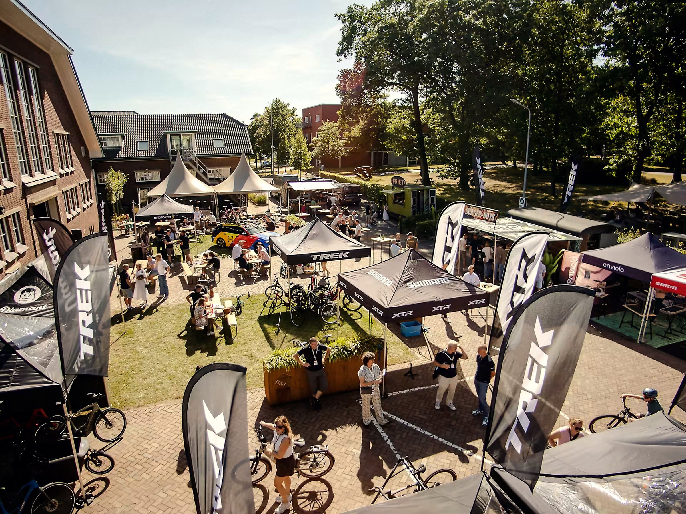 Sfeer van de vorige Fietsen Outlet Markt bij Scholten Cycling in Dalen