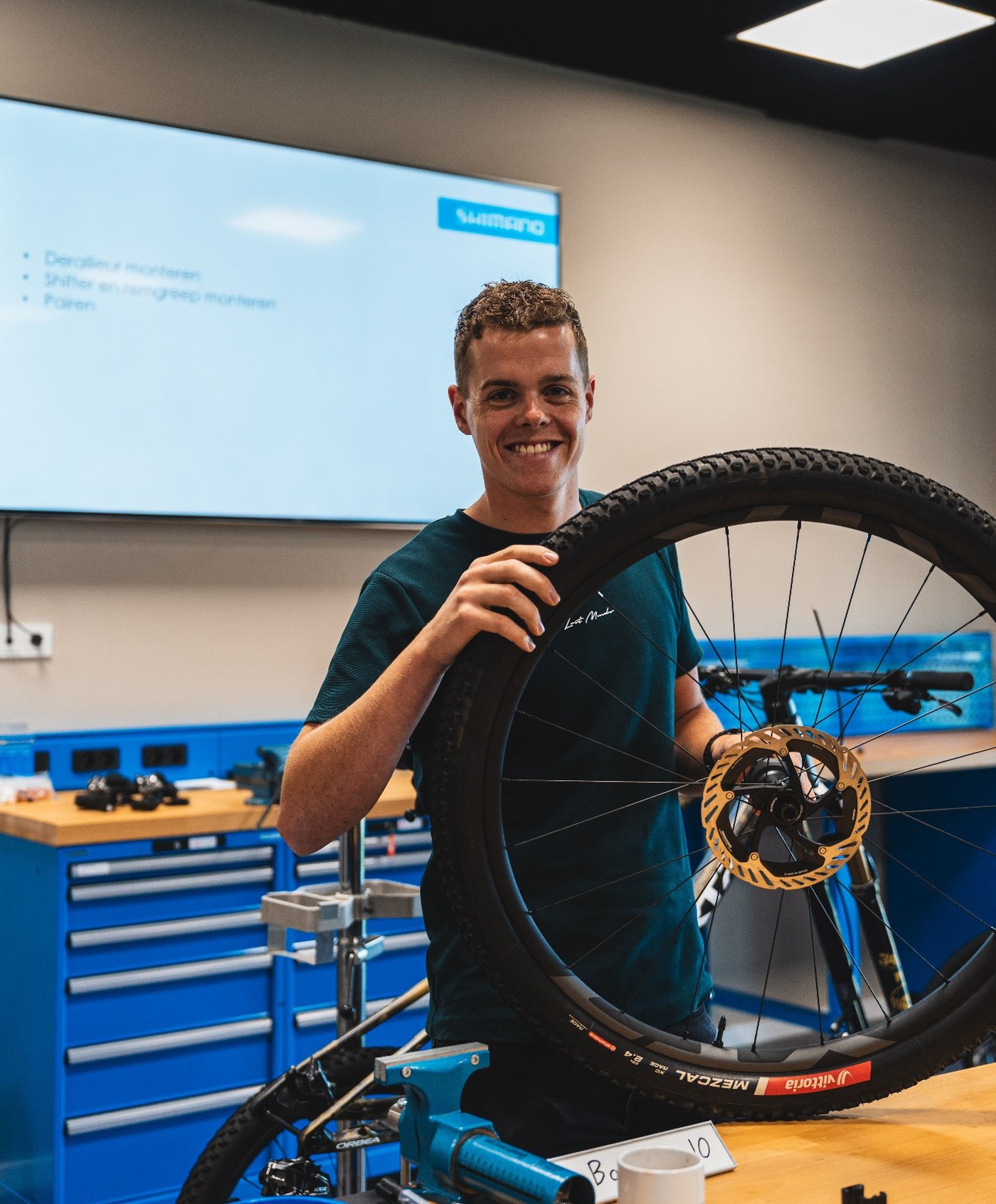 Monteur in de werkplaats van Scholten Cycling